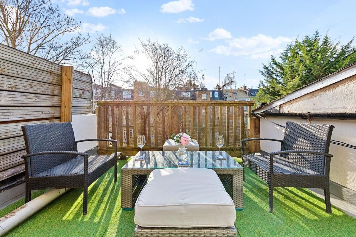 Balcony Blue Theme 1 Bedroom Luxury Flat Near Hyde Park! Accommodates Up To 6! Double Sofa Bed And Next To Station! Appartement Londen